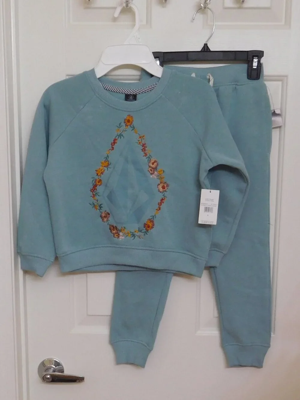 NWT 2pc Volcom Pretty Embroidered Flowers Sweatshirt & Joggers Set sz 5